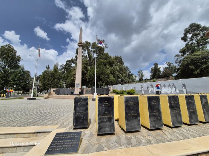 에티오피아 한국공원의 참전기념탑과 전사자비.