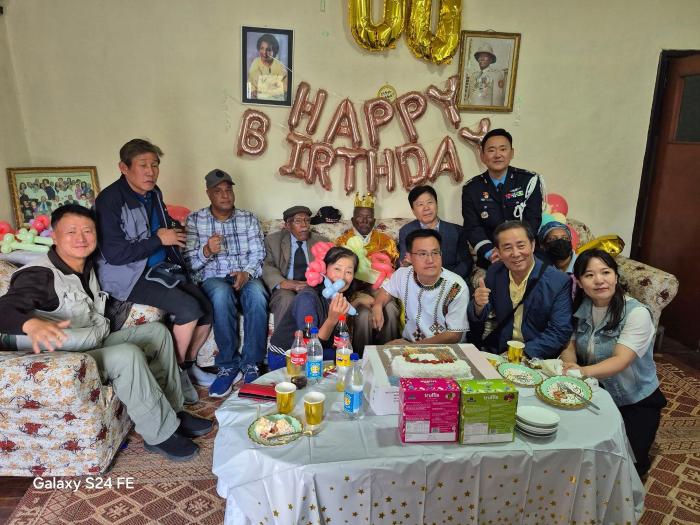 100세 참전용사와 한국 교민.