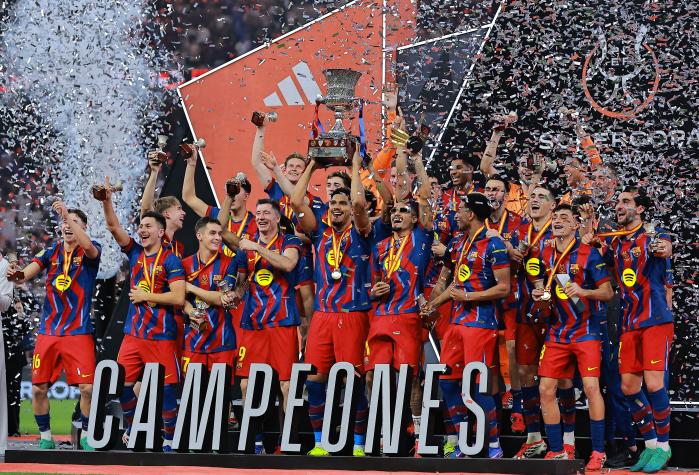 FC바르셀로나 선수들이 12일(한국시간) 사우디아라비아 제다의 킹 압둘라 스포츠 시티에서 열린 레알 마드리드와 2026 스페인 슈퍼컵 결승에서 승리한 후 우승 트로피를 들고 환호하고 있다. 로이터·연합뉴스