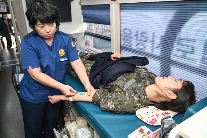 12일 공군11전투비행단 사랑의 헌혈 행사에 참여한 장병이 헌혈하고 있다. 부대 제공