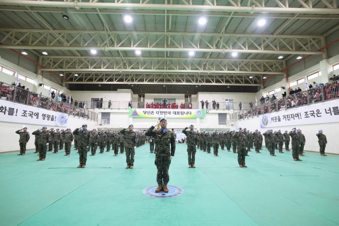 레바논평화유지단(동명부대) 31진 장병들이 12일 국제평화지원단에서 열린 환영식에서 경례하고 있다. 동명부대 31진은 레바논에서 평화유지작전과 맞춤형 민군작전을 전개하며 현지인에게 희망을 전했다. 김병문 기자