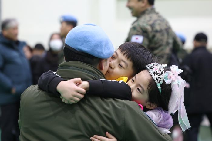 레바논평화유지단(동명부대) 31진 조민영(소령) 상황장교가 12일 국제평화지원단에서 열린 환영식에서 자녀들과 포옹하고 있다.