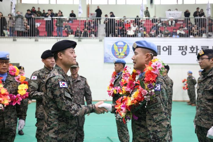 박성제(왼쪽) 육군특수전사령관이 임무를 완수하고 돌아온 장병을 격려하고 있다.