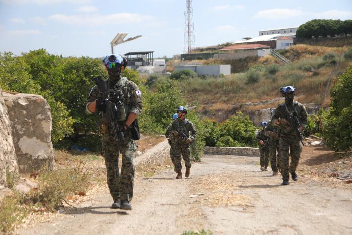 작전지역 안정과 주둔지 방호를 위한 도보정찰을 하고 있는 동명부대 장병들. 부대 제공