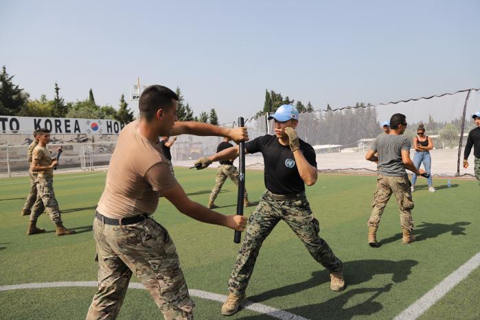 동명부대 31진 장병이 레바논군 역량강화훈련 중 특공무술 교육을 하고 있다. 부대 제공