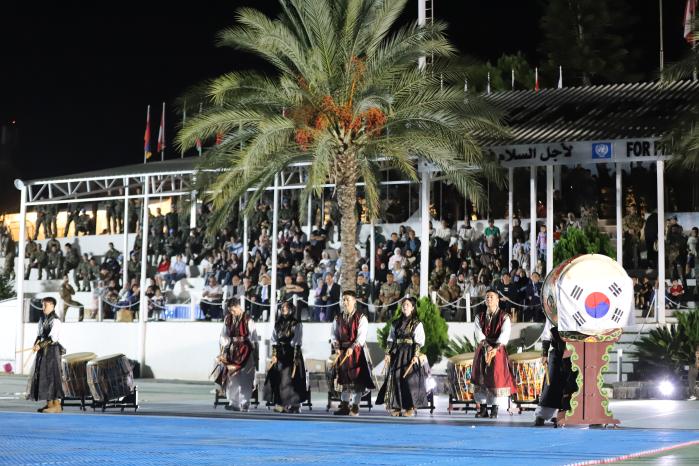 레바논 현지 주민과 한국 교민 초청 부대개방행사에서 모듬북 공연을 하는 모습. 부대 제공