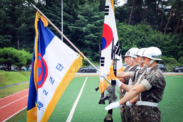 육군2군단 부대기를 든 기수단의 모습.