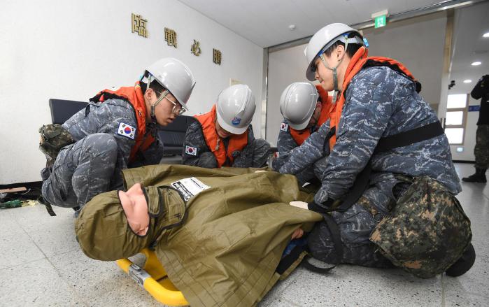 장병들이 부상자 응급처치 완료 후 저체온증을 예방하며 후송을 준비하고 있다.