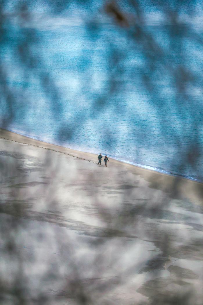 대한민국 최동북단을 지키고 있는 육군22보병사단 장병들이 지난 7일 강원 고성군 통일전망대 옆 해안순찰로를 따라 해안경계작전을 하고 있다. 한재호 기자