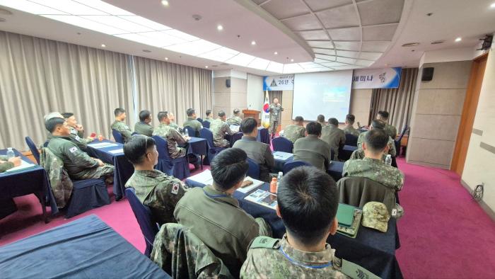 육군동원전력사령부가 12~13일 개최한 주임원사 전투역량 강화 세미나에서 참석자들이 발표를 경청하고 있다. 부대 제공