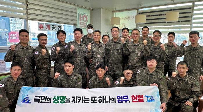 육군53보병사단 울산여단 장병들이 13일 울산 남구 헌혈의집 삼산동센터에서 단체 헌혈 후 기념사진을 찍고 있다. 부대 제공