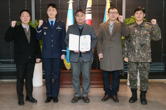 민·관·군 재난안전분야 종사자 전문교육 활성화에 이바지한 항안단 교관들이 행정안전부장관 표창 수상 후 기념촬영하고 있다. 부대 제공