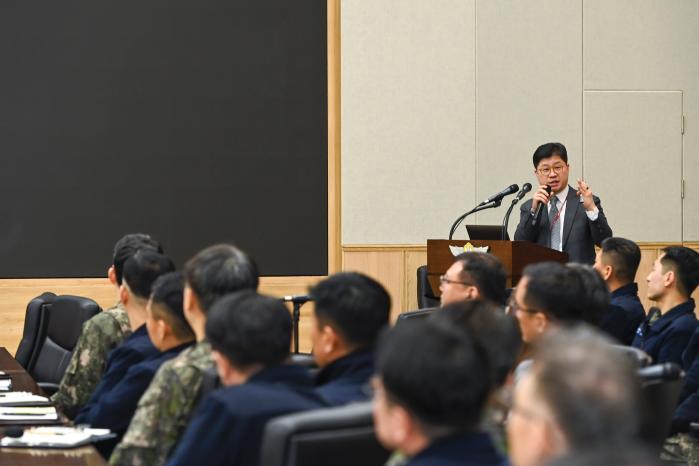 13일 공군본부에서 열린 ‘26-1차 하늘사랑 아카데미’에서 참석자들이 강연을 듣고 있다. 사진 제공=서승현 중사