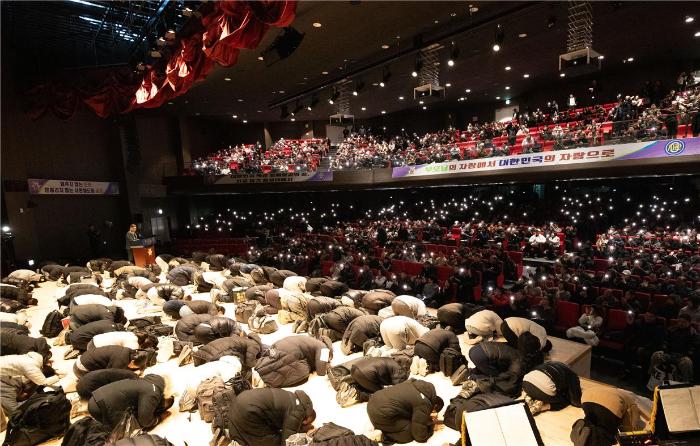 육군3사관학교 63기 기훈생도들이 12일 열린 충성기초훈련 입교식에서 부모님께 큰절을 올리고 있다. 사진 제공=이수우 상병