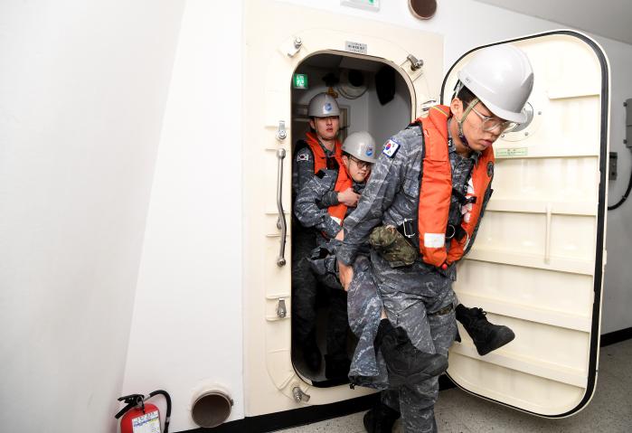 13일 해군2함대 화생방훈련장에서 전투부상자처치(TCCC) 경연대회가 진행된 가운데 장병들이 함정 격실 모형에서 부상자를 후송하고 있다.