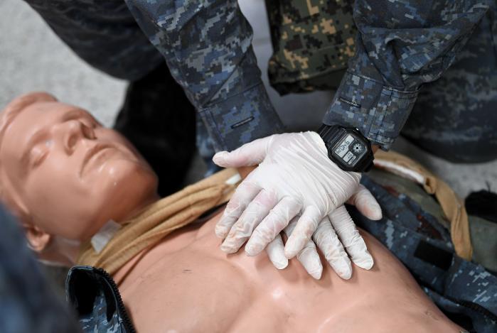 가슴부위 상처 출혈을 막는 장병.