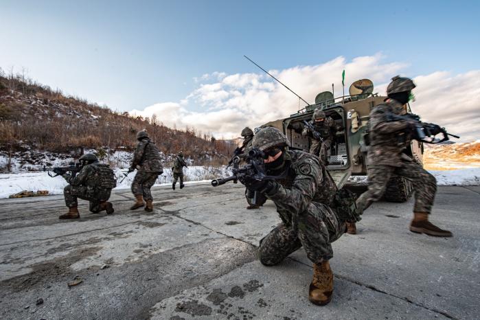 육군수도기계화보병사단 비호여단 장병들이 하차 전투기술을 숙달하고 있다.