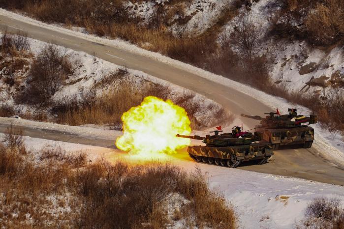 전투사격을 하고 있는 비호여단 K1A2 전차. 이경원 기자
