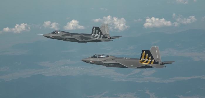 편대비행 중인 KF-21 시제 3·4호기. 방사청 제공