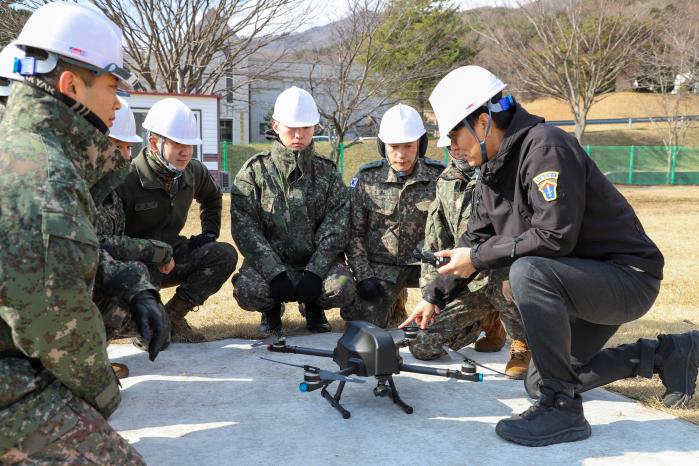 육군보병학교가 13일 진행한 ‘상무대권역 통합 드론교관 양성교육 과정’에서 참가자들이 드론 운용에 관한 설명을 듣고 있다. 부대 제공