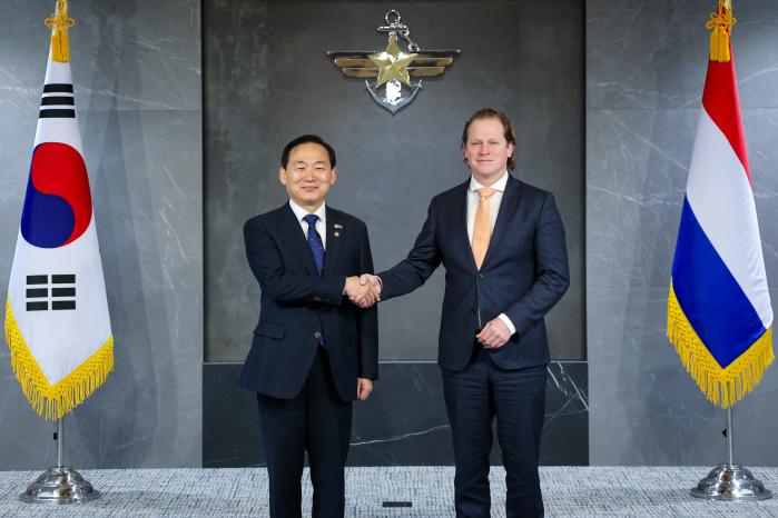 이두희(왼쪽) 국방부 차관과 헤이스 테엔만 네덜란드 국방부 획득·인사장관이 13일 오전 서울 용산구 국방부 청사에서 면담에 앞서 악수하고 있다. 한재호 기자