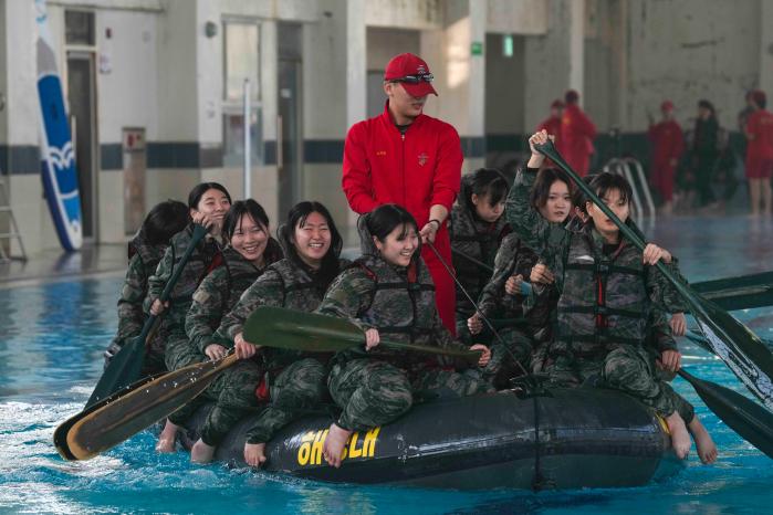 해병대1사단이 12~16일 ‘2026년 겨울 해병대 캠프’를 진행 중인 가운데 참가자들이 IBS 체험을 하고 있다. 부대 제공