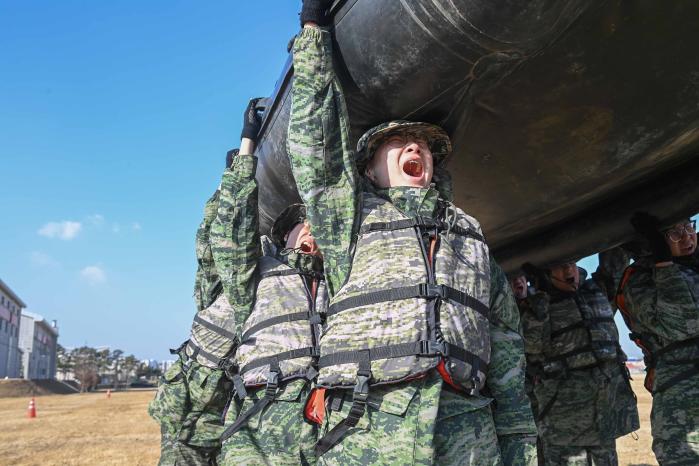 해병대1사단이 12~16일 ‘2026년 겨울 해병대 캠프’를 진행 중인 가운데 참가자들이 IBS 체험을 하고 있다. 부대 제공