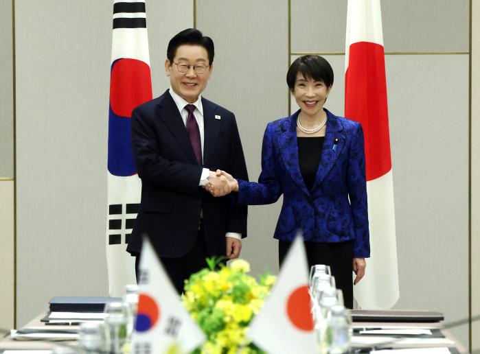 이재명 대통령이 13일 일본 나라현 정상회담장에서 다카이치 사나에 일본 총리와 확대회담에 앞서 악수하고 있다. 이번 한·일 정상회담은 이 대통령 취임 후 다섯 번째, 다카이치 총리 취임 이후로는 두 번째 열린 회담이다. 연합뉴스