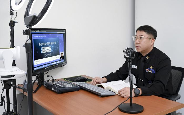 해군교육사령부 정보통신학교 정보통신교관 제성범 상사가 1인 미디어 제작체계를 활용해 강의 영상을 만들고 있다. 부대 제공