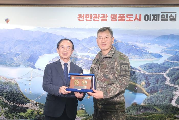 김광석(오른쪽) 육군35보병사단장이 14일 심민 임실군수에게 감사패를 전달하고 있다. 부대 제공