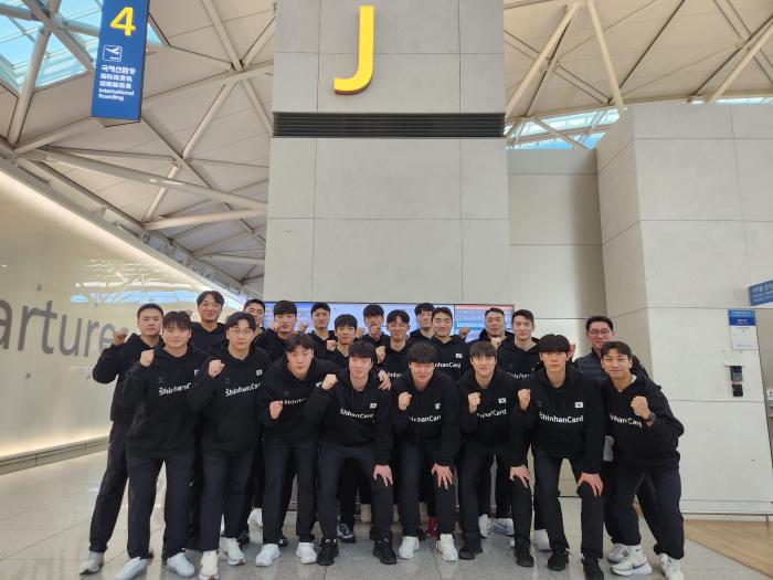 ‘제22회 아시아남자핸드볼선수권대회’ 참가를 위해 쿠웨이트로 떠나는 조영신(둘째 줄 맨 오른쪽) 감독과 남자 핸드볼 국가대표팀 선수들이 13일 인천국제공항에서 출국에 앞서 기념촬영을 하고 있다. 사진=대한핸드볼협회
