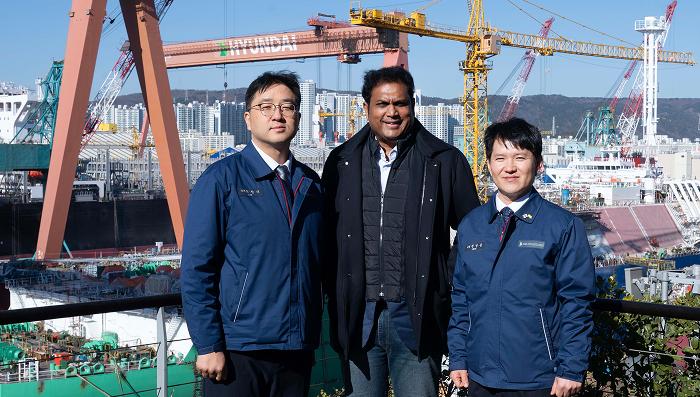 HD현대중공업 울산 조선소를 방문한 라자(가운데) 인도 타밀나두주 산업부 장관이 관계자들과 기념촬영을 하고 있다. HD현대중공업 제공