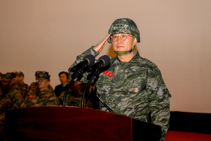 14일 해병대1사단 도솔관에서 열린 사단장 이·취임식에서 박성순 신임 사단장이 경례하고 있다.