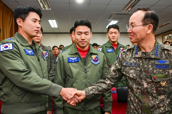 손석락(맨 오른쪽) 공군참모총장이 14일 11전투비행단을 방문해 군사대비태세 유지에 헌신하고 있는 장병들을 격려하고 있다. 공군 제공