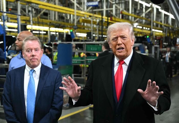 도널드 트럼프 미국 대통령이 13일(현지시간) 미시간주 디어본에 위치한 포드자동차 리버루지 단지를 둘러본 뒤 빌 포드 포드자동차 이사회 의장 옆에서 발언하고 있다. 트럼프 대통령은 “관세 덕분에 외국 자동차 기업들이 미국에 더 많은 공장을 짓고 있다”며 관세 정책을 옹호했다. AFP·연합뉴스