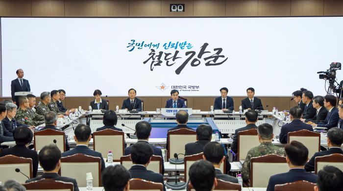 안규백 국방부 장관이 14일 서울 용산구 국방부에서 열린 국방부 외청·공공기관 업무보고에서 인사말을 하고 있다. 한재호 기자