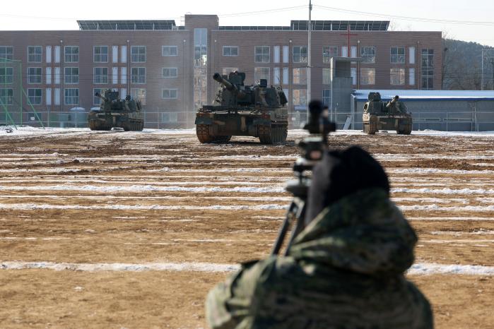 육군수도군단이 14일 개최한 간부 포술경연대회에서 참가자가 방향틀을 이용해 자주포의 위치를 잡고 있다.