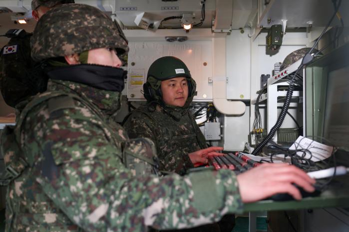 사격제원을 산출하는 참가자들.