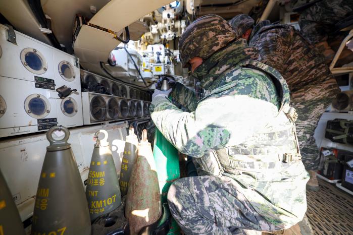 사격 준비에 한창인 해병대 참가자.