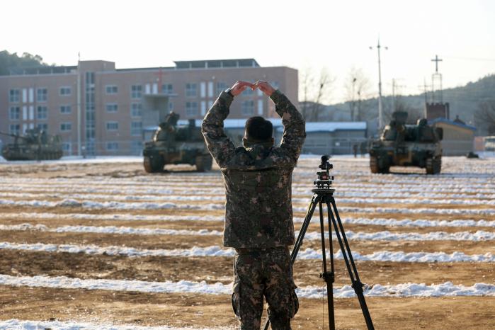 참가자가 수동 방렬 중 수신호를 보내고 있다.