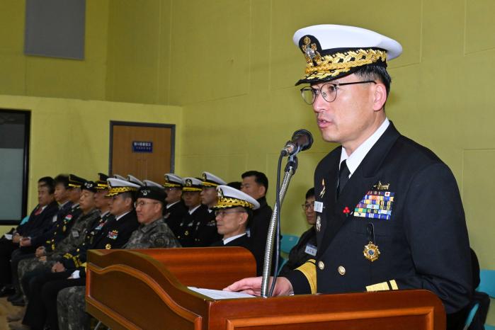 14일 취임한 조충호 32대 해군1함대 사령관이 취임사를 하고 있다.