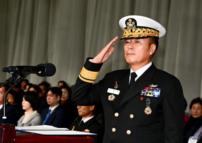 14일 취임한 이재섭 33대 해군2함대 사령관이 경례를 하고 있다.