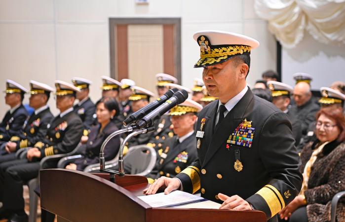 14일 취임한 고승범 32대 해군3함대 사령관이 취임사를 하고 있다.