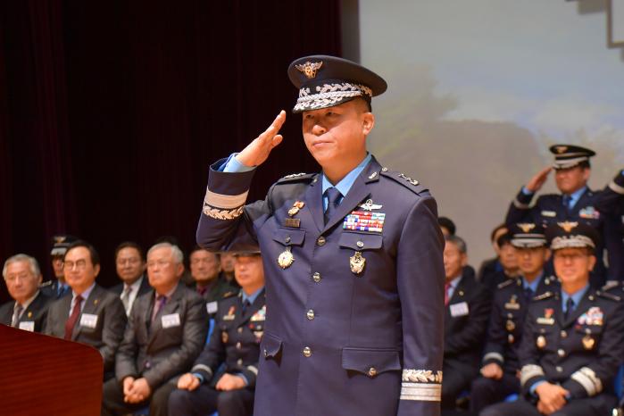 14일 취임한 김진오 58대 공군사관학교장이 경례하고 있다. 부대 제공