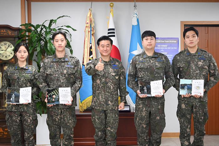 14일 열린 공군11전투비행단 전투지원요원 자격 수여식에서 항공기 기장, 무장 조장 자격을 취득한 인원들이 임명장을 받은 뒤 기념사진을 찍고 있다. 사진 제공=정수진 하사