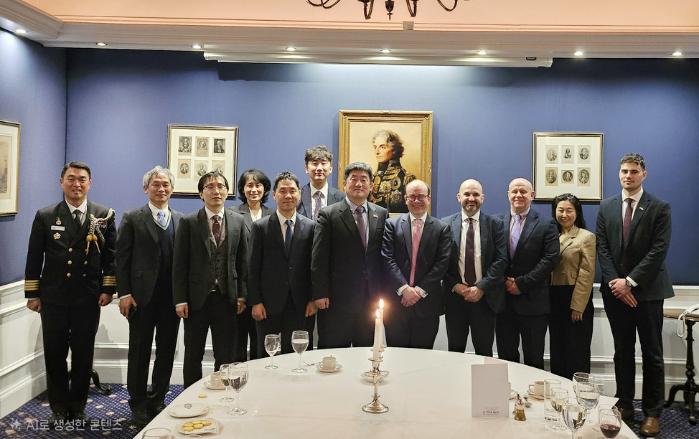 영국 런던에서 열린 ‘한·영 방산·군수공동위원회’에서 참석자들이 기념사진을 찍고 있다. 방사청 제공