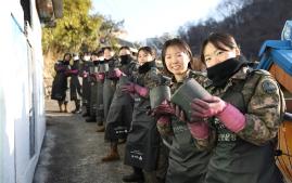 국군간호사관학교 생도들이 14일 연탄 나눔 봉사활동을 하고 있다. 부대 제공