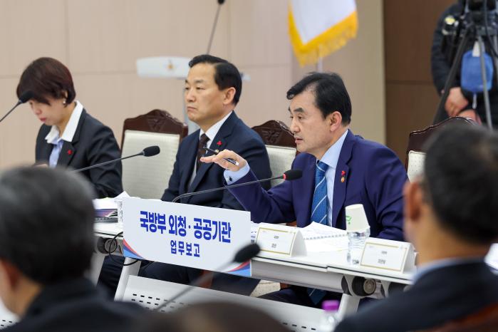 안규백 국방부 장관이 14일 서울 용산구 국방부 대회의실에서 열린 국방부 외청·공공기관 업무보고에서 인사말을 하고 있다. 한재호 기자