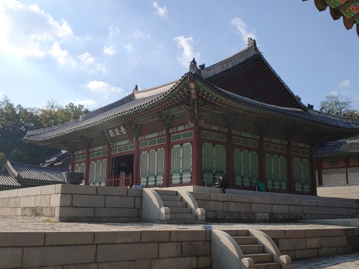 정조가 즉위식을 한 경희궁 숭정전.