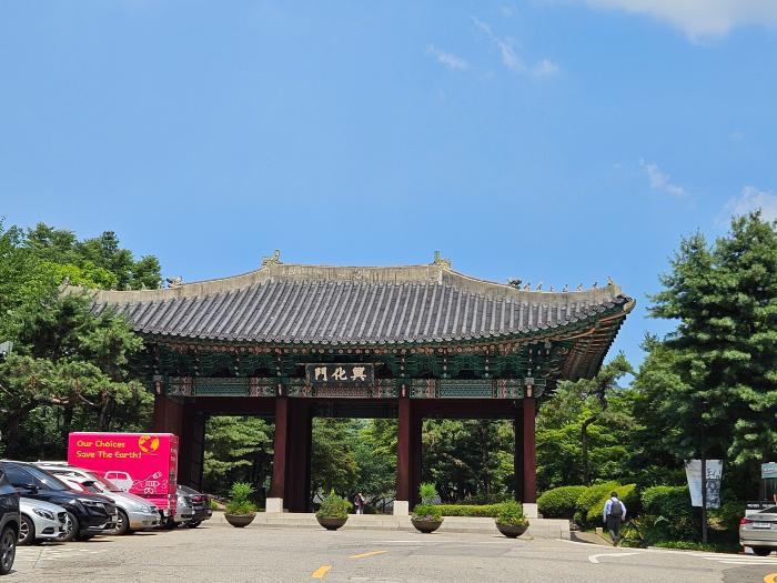 경희궁 흥화문.